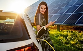 E-Auto wird mit Solarstrom geladen